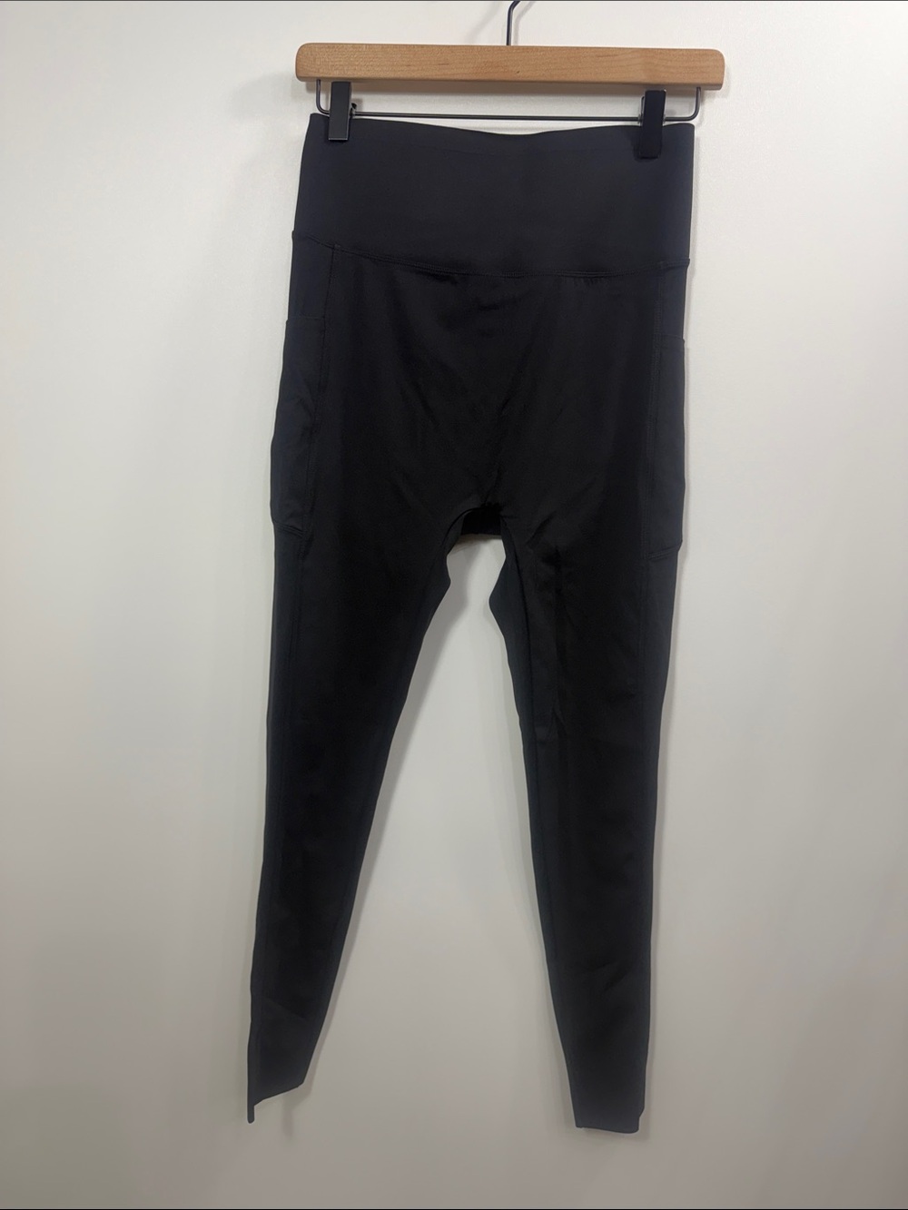 HALARA high rise pocket leggings black size large.